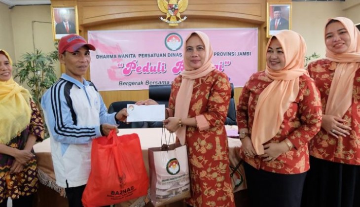 Peduli Berbagi, DWP Dinas Pendidikan Provinsi Jambi Bagikan Ratusan Paket Sembako untuk Karyawan dan Masyarakat