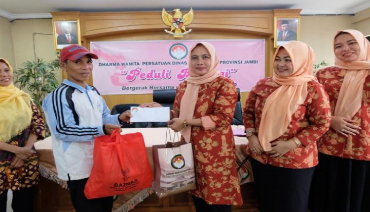 Peduli Berbagi, DWP Dinas Pendidikan Provinsi Jambi Bagikan Ratusan Paket Sembako untuk Karyawan dan Masyarakat