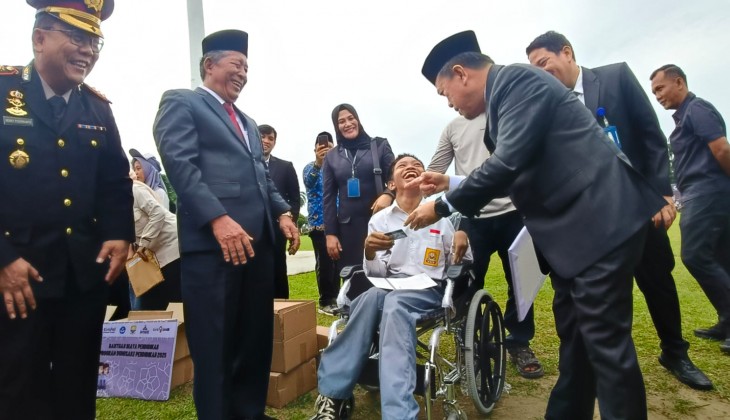 Ribuan Siswa Kota Jambi Terima Bantuan Dumisake Pendidikan dari Gubernur Al Haris