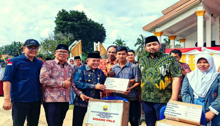 Gubernur di dampingi Kepala Dinas Pendidikan Provinsi Jambi Menyerahkan Bantuan Program Pendidikan Dua Miliar Satu Kecamatan (Dumisake) pada 4.701 siswa SMK, SMA dan SLB di Provinsi Jambi