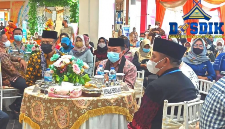 Kadisdik dampingi Pak Gubernur menghadiri SMK Expo In Mall dan Uji Kompetensi Kejuruan (UKK) SMK PGRI 2 Kota Jambi di Transmart Kota Jambi