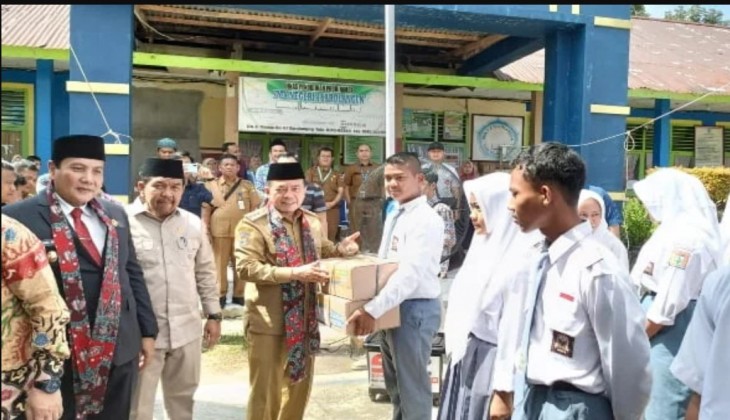 Al Haris Berikan Dumisake Bantuan Pendidikan Pada 553 Siswa SMK, SMA dan SLB