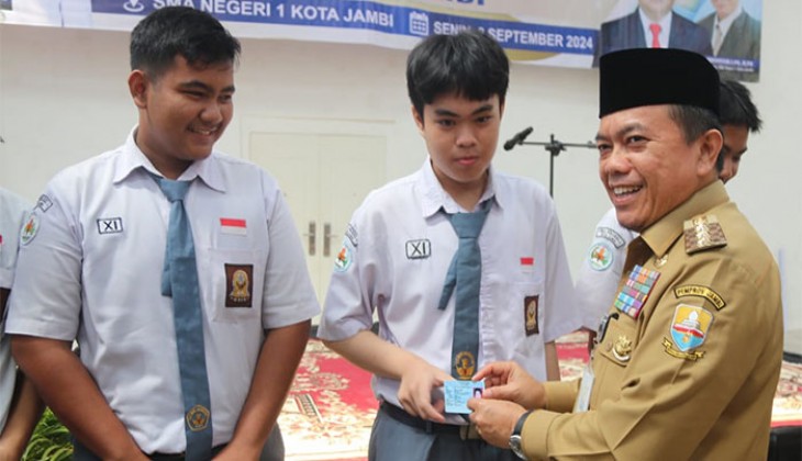 Gubernur Jambi Salurkan Bantuan Dumisake Pendidikan untuk 1.259 Siswa di Kota Jambi