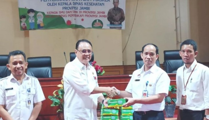Kadisdik menerima bantuan masker untuk SMA dan SMK dari Dinas Kesehatan