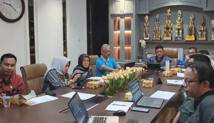 Sekdin beserta dengan Pejabat Eselon 3 dan Eselon 4 menghadiri Pelaksanaan Zoom Meeting RAKORTEKRENBANG 2023