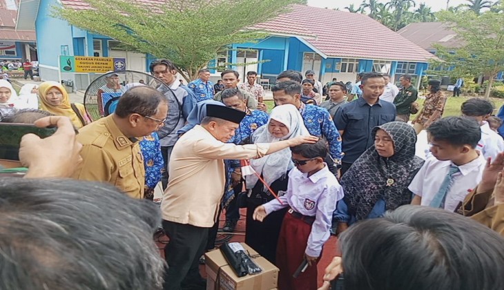 Kadis Pendidikan Dampingi Gubernur Al Haris Serahkan Bantuan Dumisake Untuk 266 Siswa di Tanjab Timur