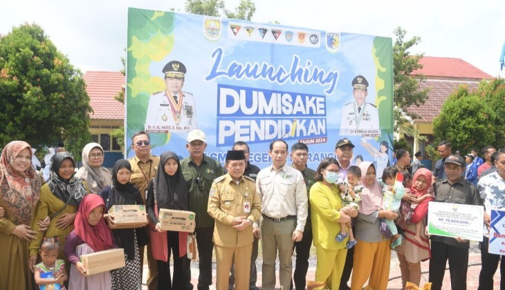 Gubernur Jambi Al Haris Serahkan Bantuan Dumisake Pendidikan untuk 552 Siswa di Kabupaten Merangin