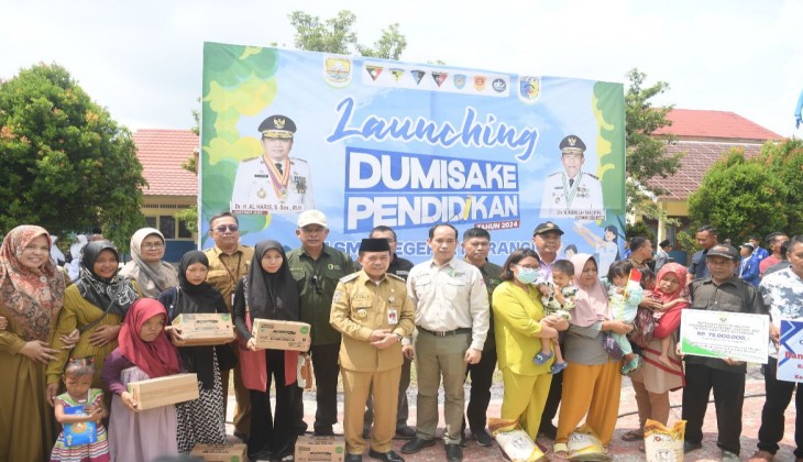 Gubernur Jambi Al Haris Serahkan Bantuan Dumisake Pendidikan untuk 552 Siswa di Kabupaten Merangin