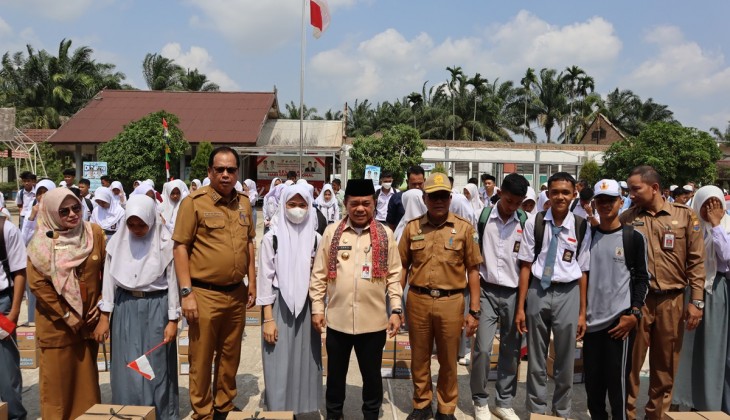 Gubernur Al Haris Serahkan Bantuan Dumisake Pendidikan kepada 410 Siswa di Muaro Jambi