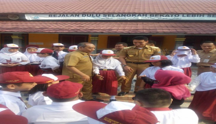 Gubernur Zumi Zola Tinjau Hari Pertama Sekolah