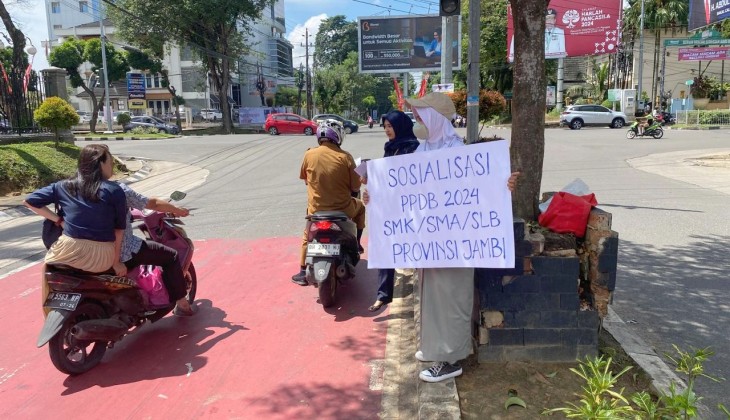 Disdik Jambi Sosialisasikan PPDB 2024 dengan Bagikan Brosur ke Pengendara