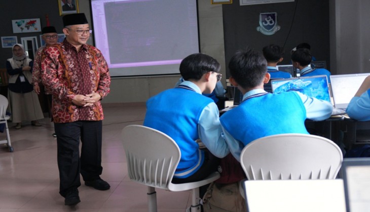Mendikdasmen Tinjau Langsung Kelas Coding di Kabupaten Bandung