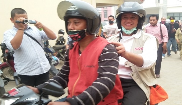 Anies Baswedan Naik Ojek ke Sekolah-Sekolah di Jambi