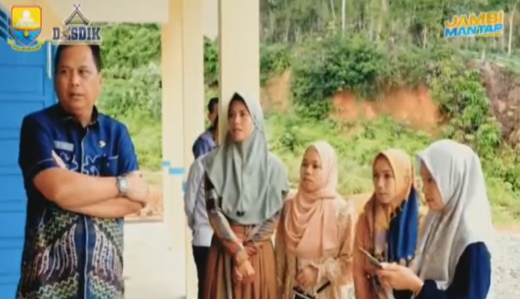 Kadisdik membuka Rangkaian HUT ke-14 SMAN 13 Kerinci serta Lokasi Pembangunan Ruang Praktik Siswa SMKN 2 Kerinci