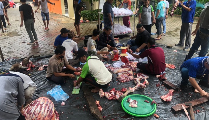 Dinas Pendidikan Provinsi Jambi melaksanakan penyembelihan hewan kurban 5 sapi di halaman SMKN 4 Kota Jambi