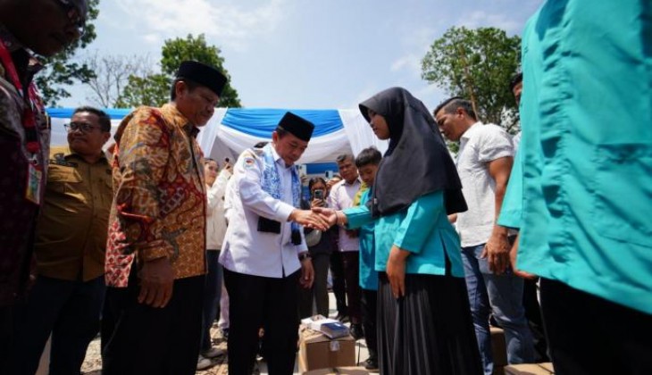 Gubernur Jambi Al Haris Serahkan Bantuan Dumisake Pendidikan kepada Siswa Tidak Mampu di Sungai Penuh