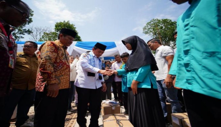 Gubernur Jambi Al Haris Serahkan Bantuan Dumisake Pendidikan kepada Siswa Tidak Mampu di Sungai Penuh
